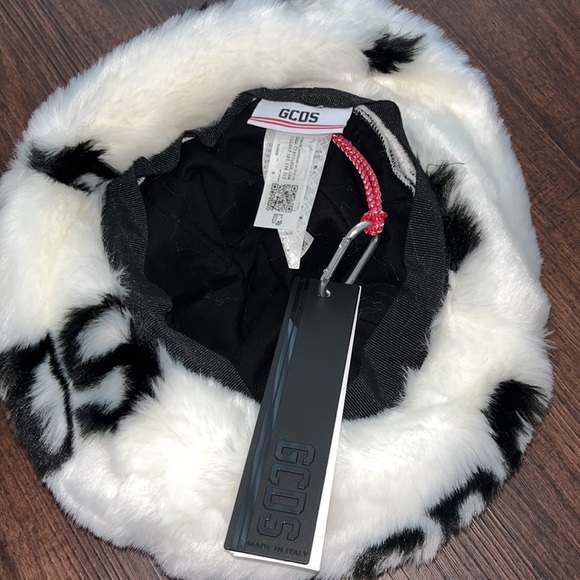 🔥GCDS FAUX FUR BUCKET HAT🔥 - Picture 2 of 4